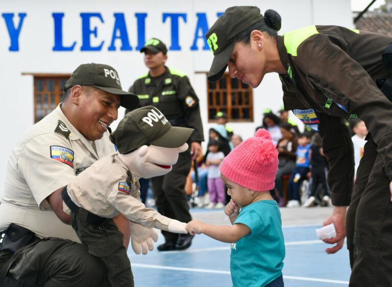 Futuras policías celebran a los niños en Quito