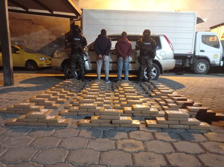 Transportaban 257 kilos de cocaína encaletados en un vehículo