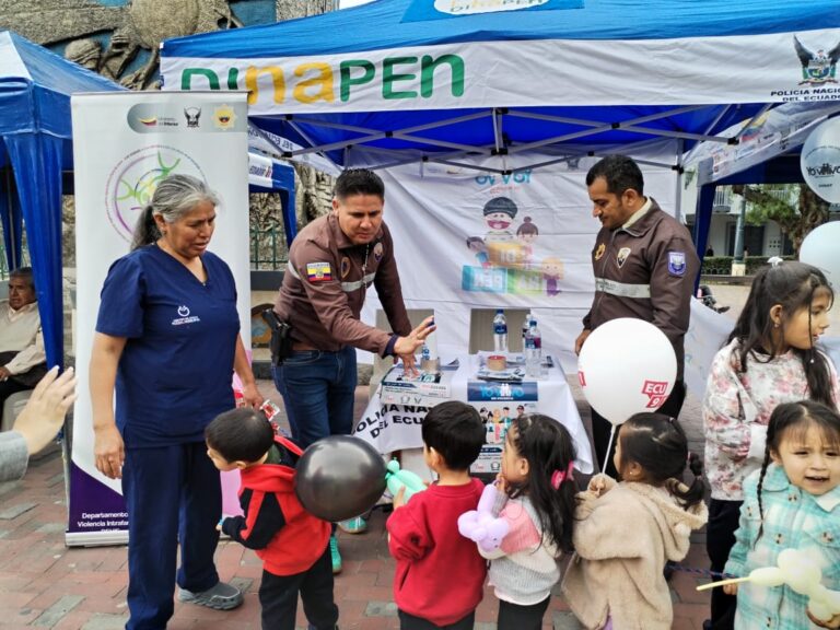 En Loja, Feria de Seguridad Ciudadana contó con gran acogida