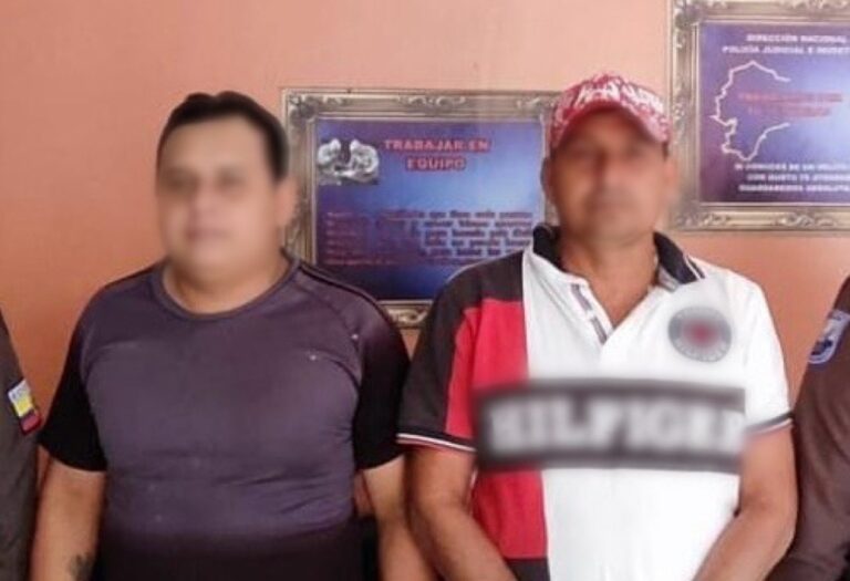Dos aprehendidos en posesión de cuatro armas de fuego y un vehículo reportado como robado  