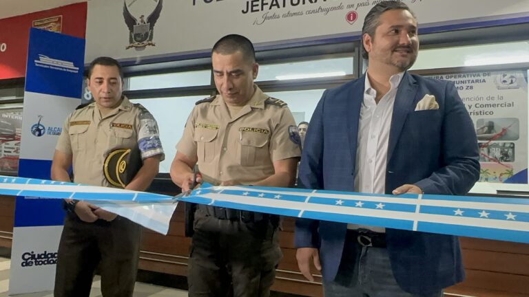 Policía inaugura balcón de servicio en la Terminal Terrestre de Guayaquil