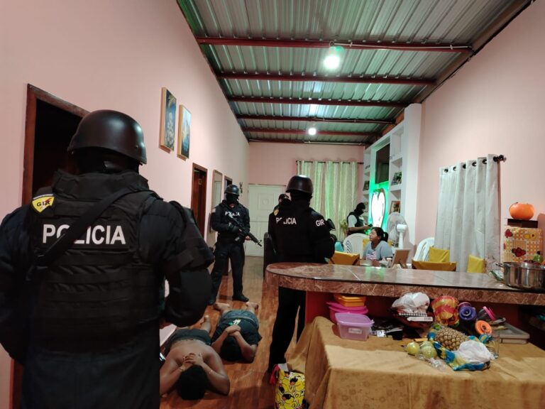 Policía Nacional junto al “Bloque de Seguridad” ejecutaron varios allanamientos en Manta