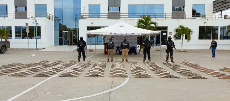 Se incautó cerca de una tonelada de droga en la Playa San Lorenzo, Manta
