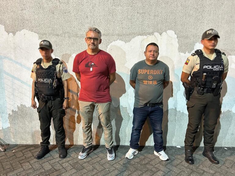 48 bloques de cocaína decomisados y dos aprehendidos en Guayaquil