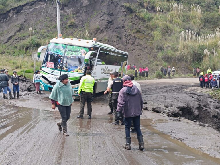 Continúa el rescate y búsqueda de víctimas en los deslaves en Tungurahua y Chimborazo