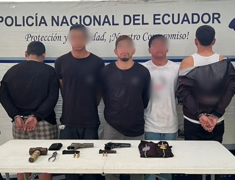 En Durán la Policía aprehende a cinco presuntos secuestradores del grupo armado organizado «Chone Killers»