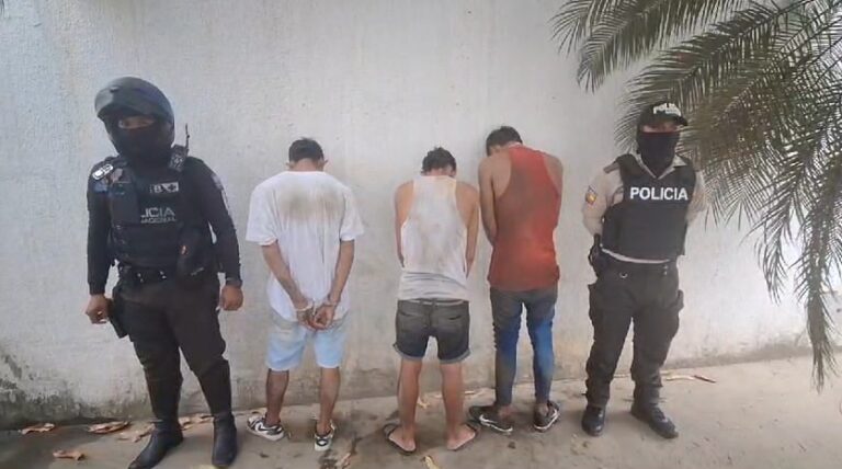 Persecución policial en Chongón permite la aprehensión de 3 presuntos asaltantes de buses