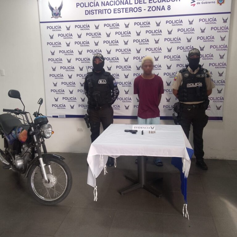Sujeto armado es aprehendido tras persecución policial en el sur de Guayaquil