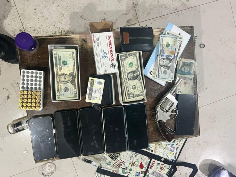Sorprendidos con arma de fuego y dinero en efectivo