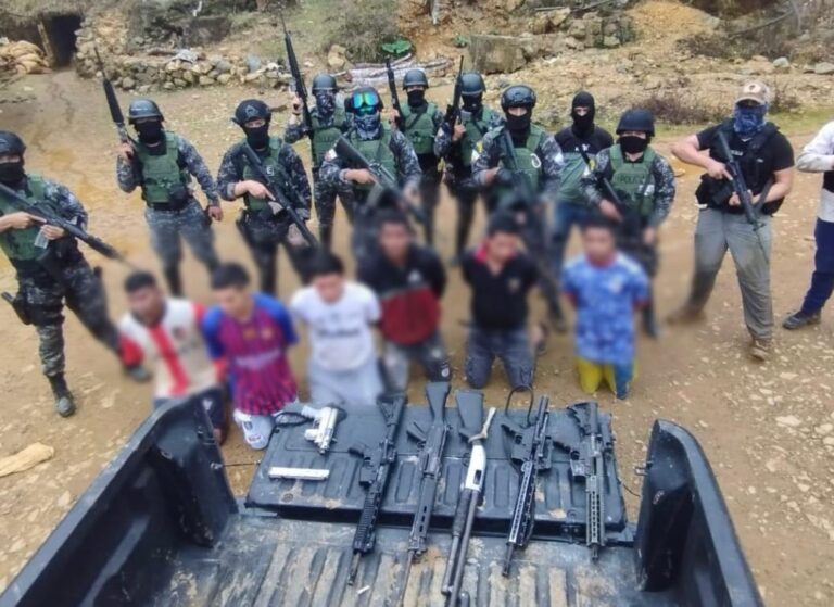Policía aprehendió a seis presuntos integrantes del GAO ‘Los Lobos’ en Camilo Ponce Enríquez