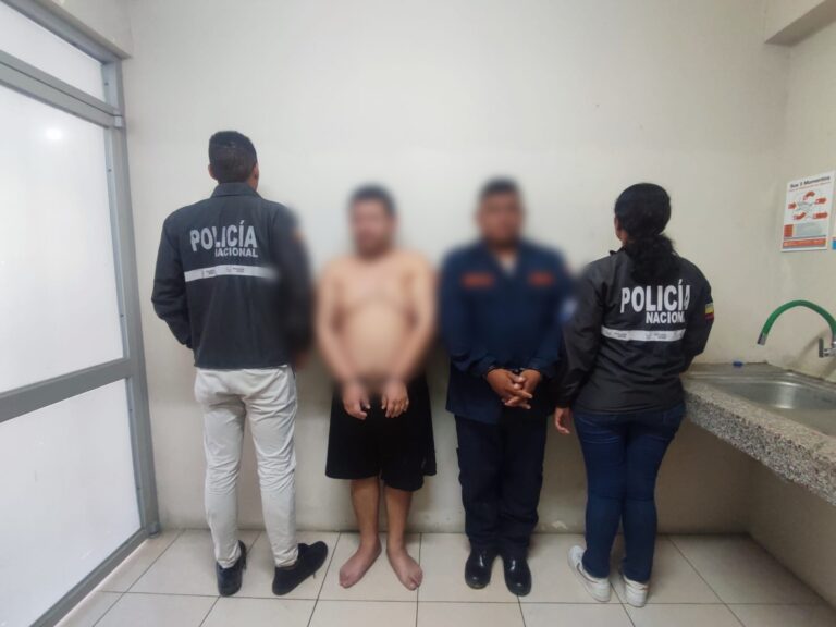Policía aprehende a dos presuntos extorsionadores de docentes en Manabí