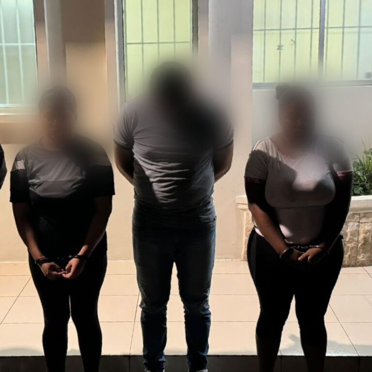 Policía captura a tres presuntos extorsionadores en Santo Domingo de los Tsáchilas