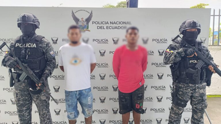 Policía aprehende a dos ciudadanos con arma de fuego y cartuchos sin percutir en Esmeraldas