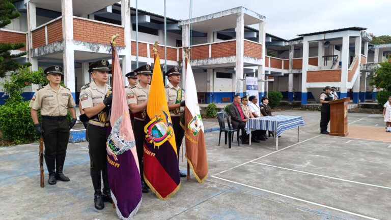 La Policía realizó minuto cívico en la Unidad Educativa 5 de Agosto de Esmeraldas
