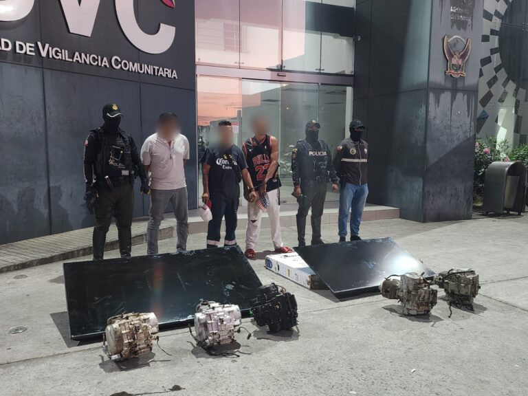 Tres personas aprehendidas utilizaban inmueble con fachada de recicladora para cometer delitos en Guayaquil