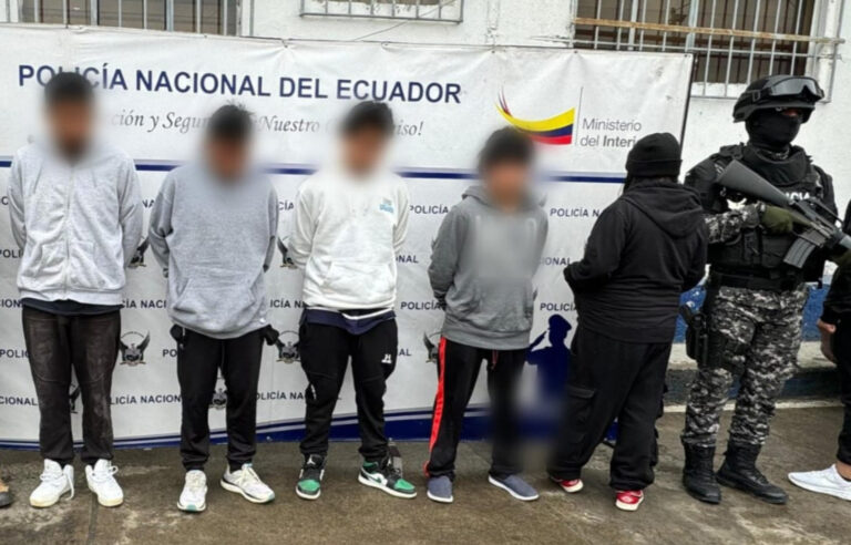 Policía aprehende a cinco ciudadanos en Cañar por tráfico de droga y tenencia de arma