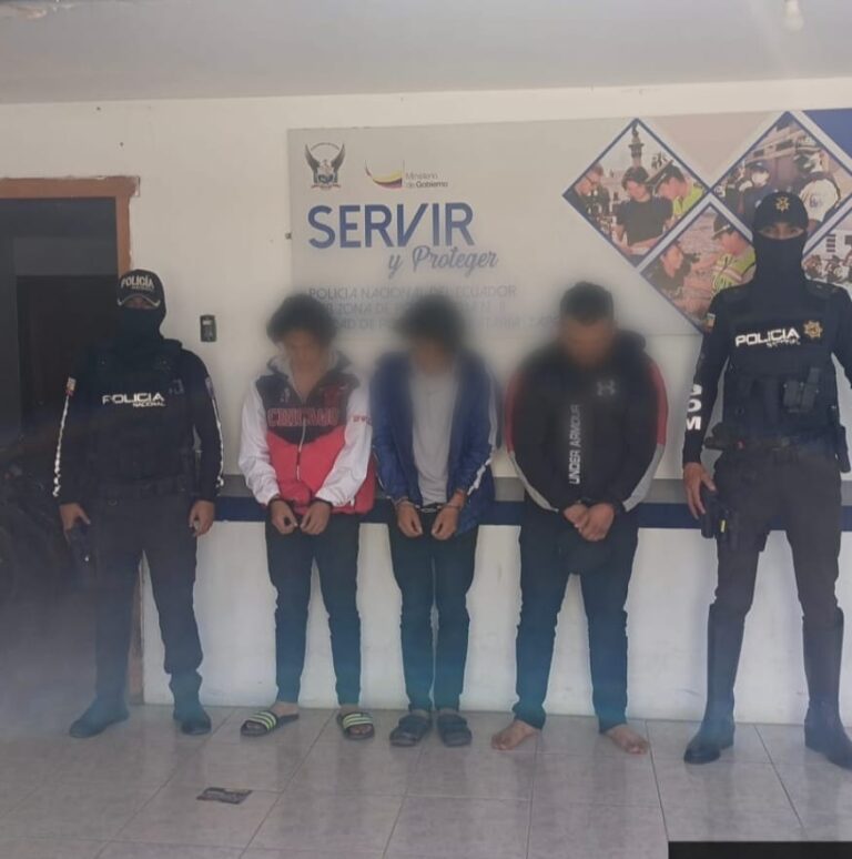 Policía Nacional del Ecuador aprehende a tres ciudadanos por portar billetes falsos.