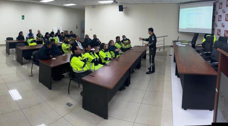 Policías capacitan a conductores de ambulancias en Imbabura