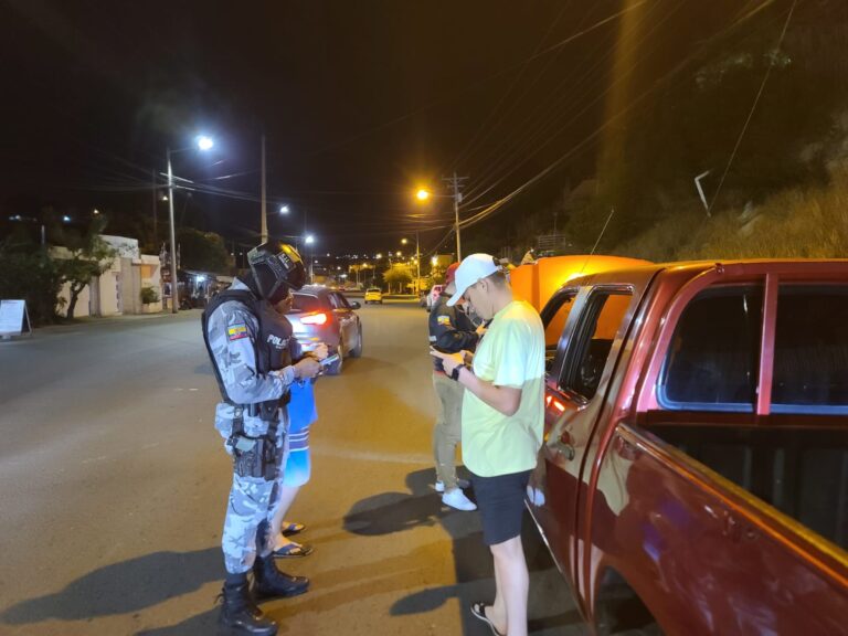 En Manta ejecutamos operativos antidelincuenciales en la noche