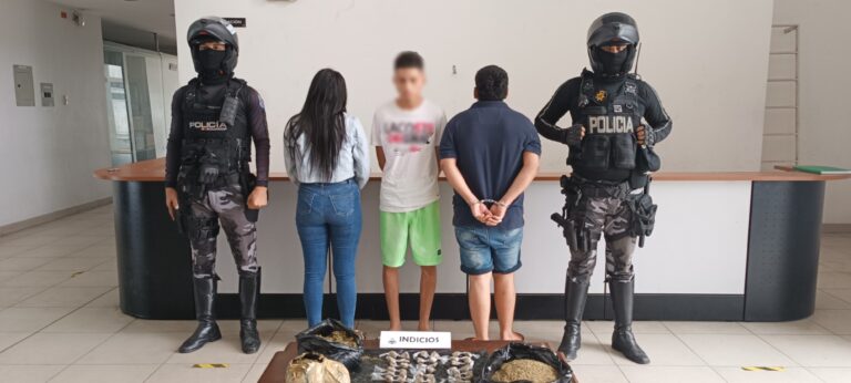 Policía aprehendió a dos sujetos y una menor de edad en posesión de marihuana en el Suburbio