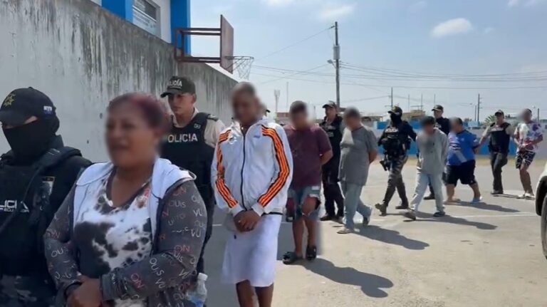Policía allana más de 80 viviendas en el sector Finca Delia de Durán