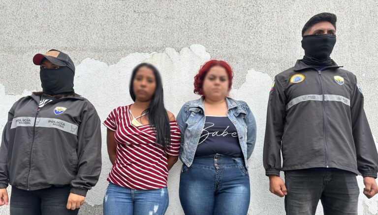 Policía aprehende dos presuntas extorsionadoras en Guayaquil