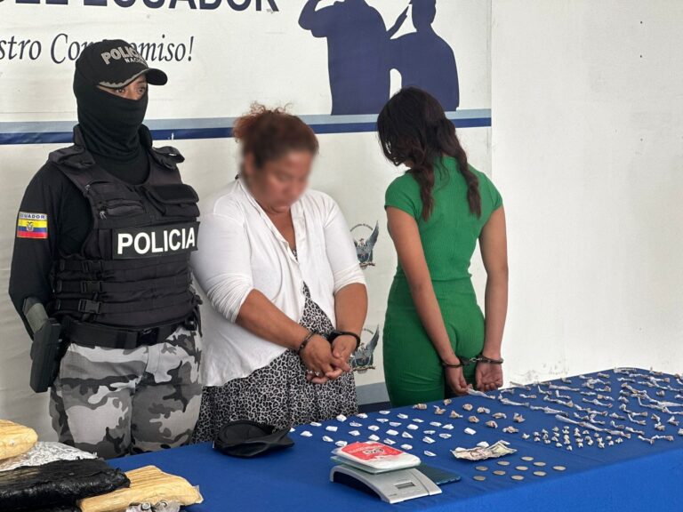 Policía aprehende a una mujer y una menor de edad en posesión de droga en Durán