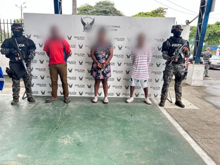 Operación policial en Esmeraldas dejó 295 bloques de cocaína incautados y tres aprehendidos