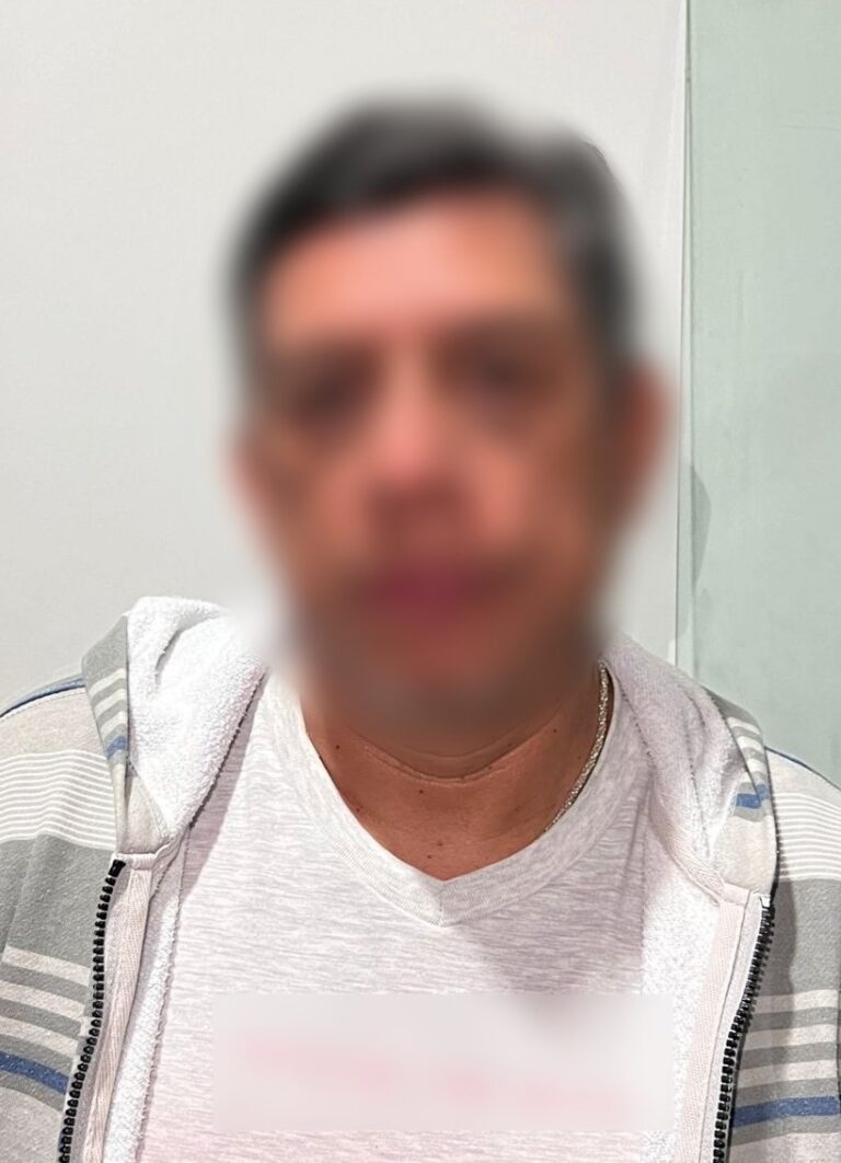 Policía aprehendió a un sujeto por falsificación de documentos en Guayaquil