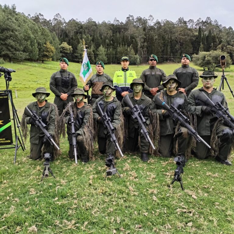Policías ecuatorianos destacan en curso especializado de Tiro de Precisión en Colombia