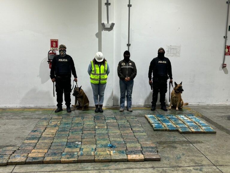 Policía Nacional del Ecuador aprehende a una ciudadana y confisca 200 bloques de sustancias ilícitas en Operación Cero Impunidad