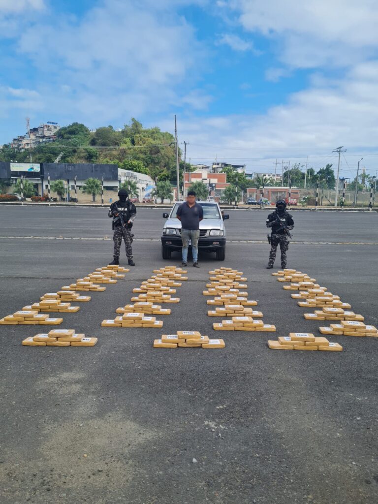 Policía decomisa 186 paquetes de cocaína en Esmeraldas