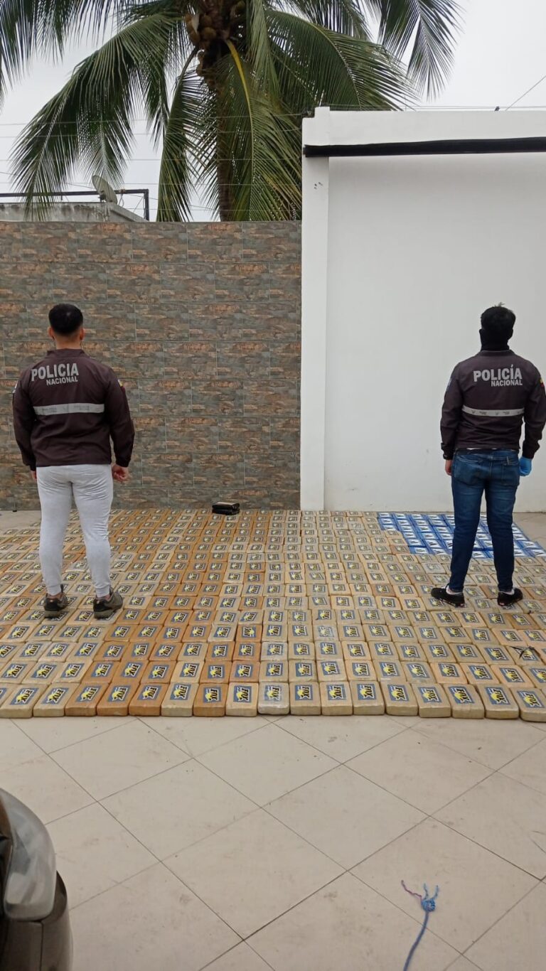 Camión cargado con droga, es capturado a orillas de la playa en Manabí