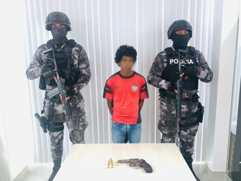 En Atacames, Policía Nacional captura a sujeto que realizaba disparos en el barrio el Rosario
