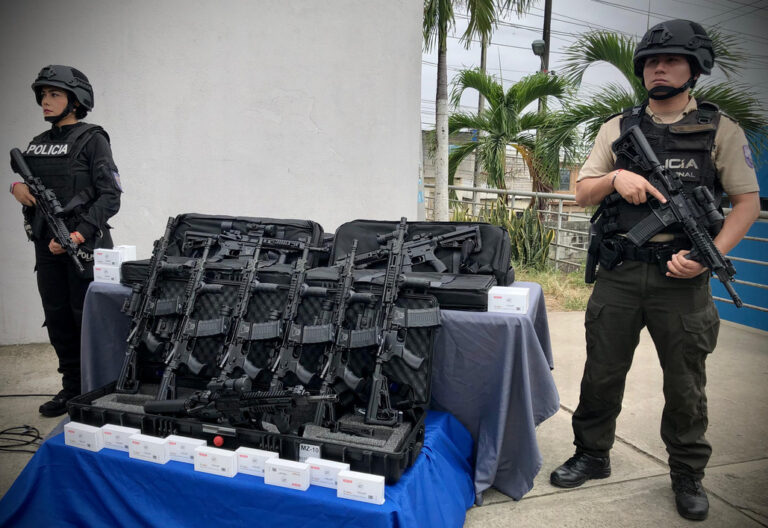 El Gobierno Nacional entrega a la Policía más de 1.700 fusiles para combatir al crimen organizado