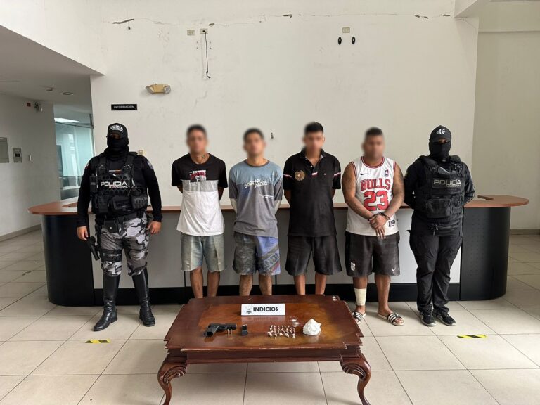 Cuatro presuntos miembros de un GAO aprehendidos tras allanamiento en el Suburbio de Guayaquil
