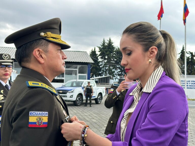 Servidores policiales de la Subzona Loja reciben reconocimientos por su destacada trayectoria profesional