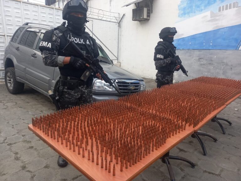 Operativo antinarcóticos en Esmeraldas logra incautación de vehículo y municiones