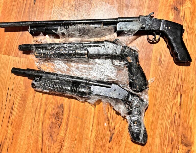 Policía allana centro de acopio de armas y explosivos en Cuenca