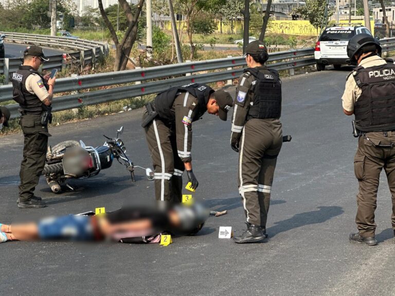 En Guayaquil, la Policía abatió a dos delincuentes y frustró un robo a un conductor