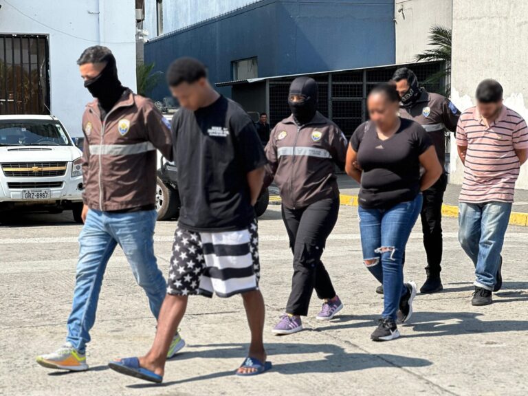 Allanamientos en Guayaquil dejan 3 aprehendidos, armamento y droga incautados
