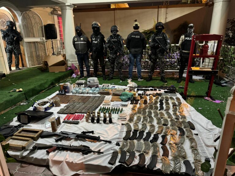 30.000 cartuchos, 620 alimentadoras, armas de fuego, explosivos y droga fueron incautados y una aprehendida vinculada a este delito  