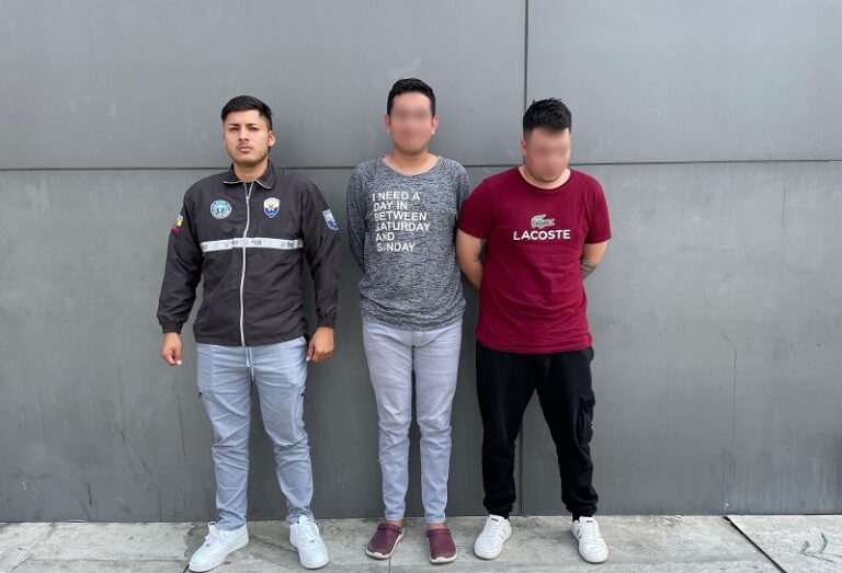 Dos aprehendidos por extorsión en Manta