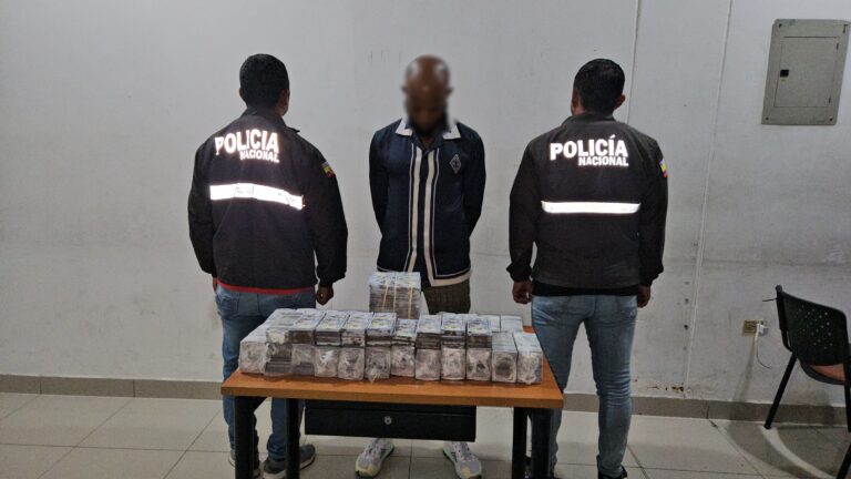 Policía aprehende presunto estafador con 3 millones de dólares falsos