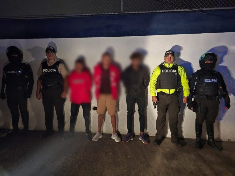 Aprehensión tres ciudadanos por porte y tenencia de arma de fuego con vehículo reportado como robado, pertenecientes al grupo terrorista los Lobos