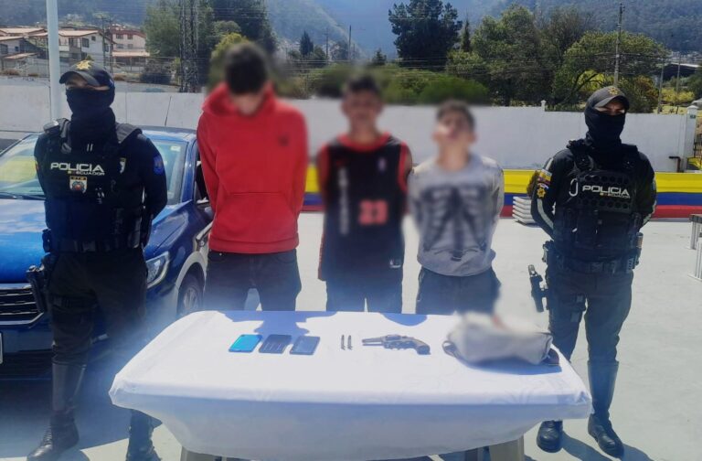 Aprehensión de tres ciudadanos por porte de arma de fuego y un vehículo recuperado, presuntamente pertenecientes a GDO