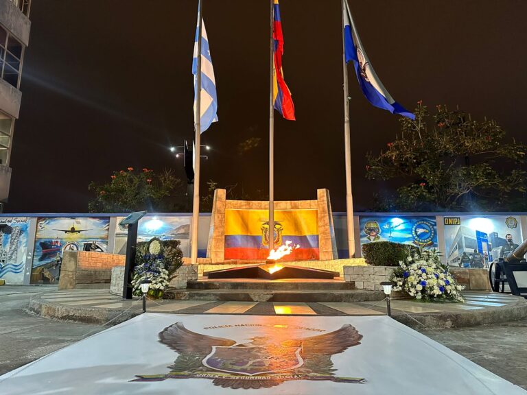 Homenaje a los héroes policiales caídos en cumplimiento de su deber