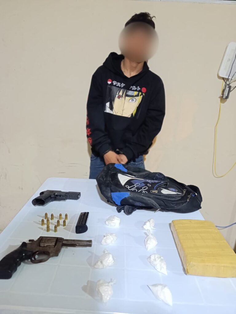 Persecución policial permite capturar a un sujeto en posesión de armas y droga en Durán