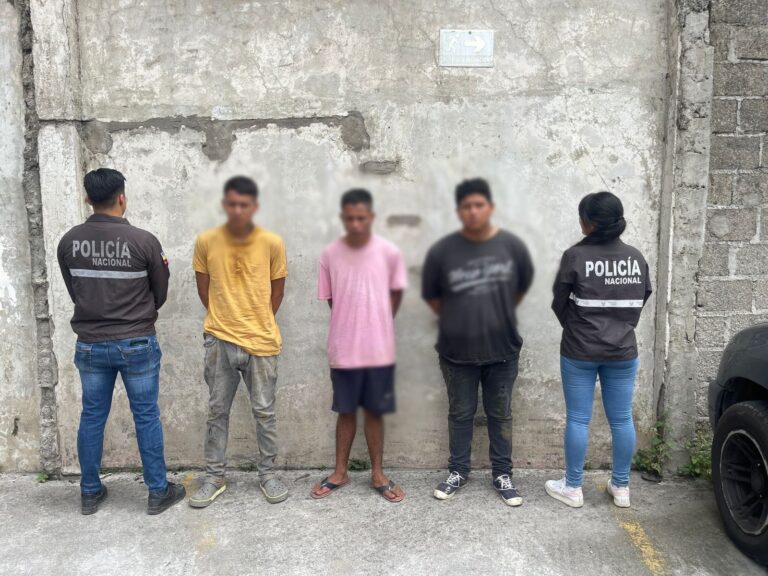 Tres aprehendidos por el delito de porte de armas de fuego y robo de una motocicleta