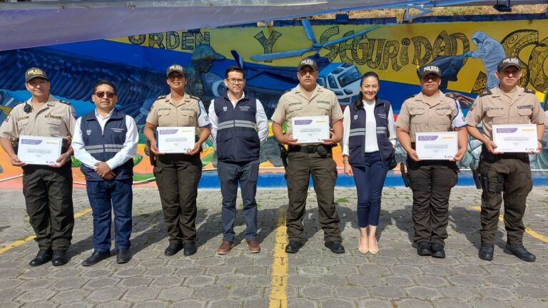 Mediante acto institucional, servidores policiales reciben reconocimientos